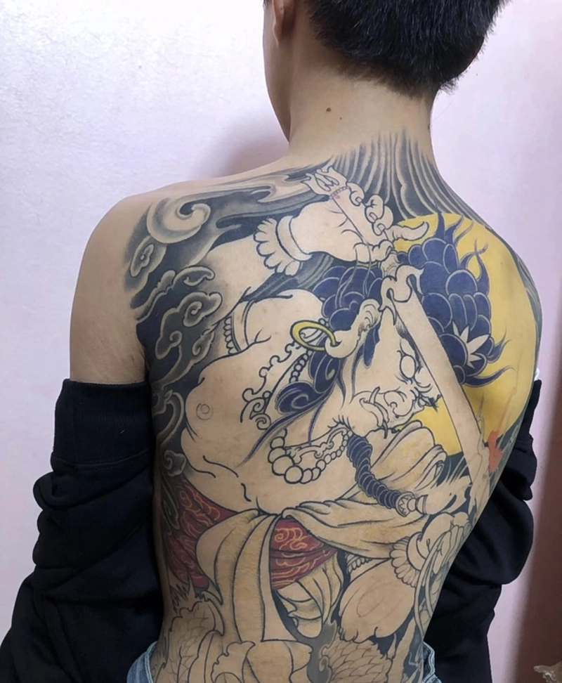 Ảnh chụp nam với hình xăm full lưng nét
