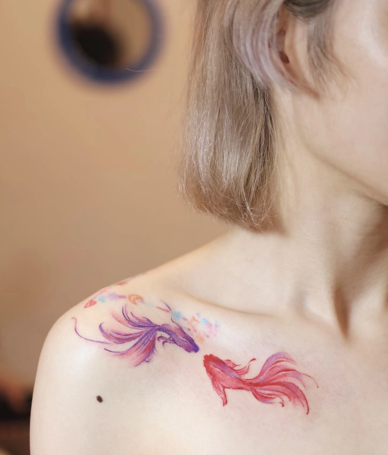Ảnh hình xăm 2 con cá 2 màu tím đỏ