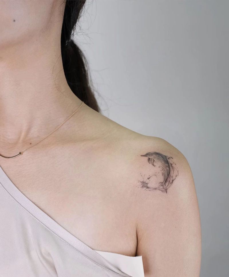 Ảnh hình xăm cá heo độc đáo đầy nghệ thuật kẻ vai