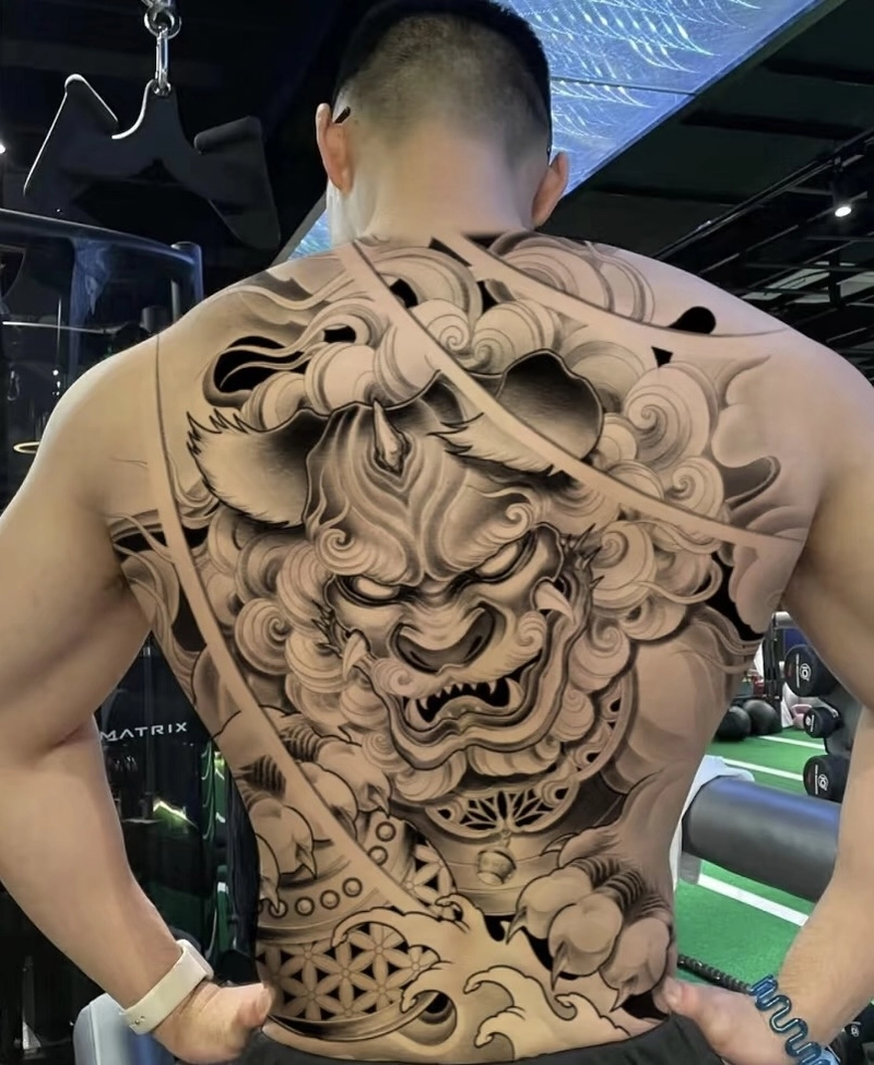 Ảnh xăm kín lưng nam phong cách tối giản
