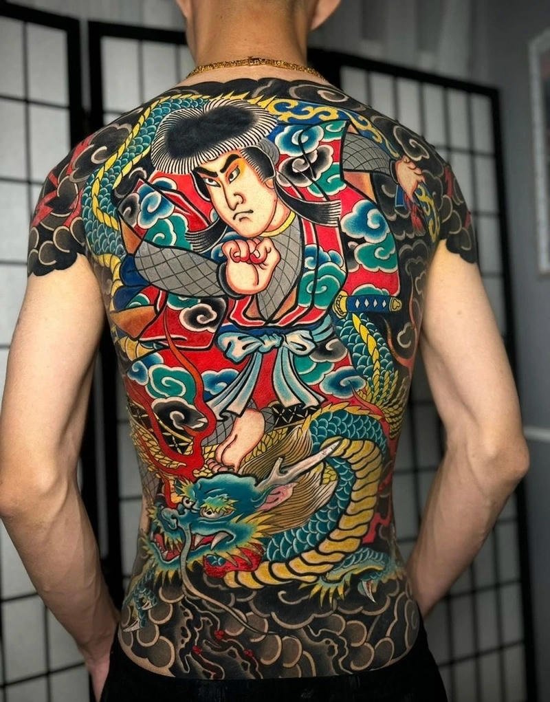 Bố cục irezumi phủ lưng tạo nên hình xăm yakuza ấn tượng