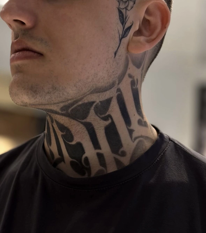 Cá tính riêng thể hiện qua hình xăm ở cổ nam chất