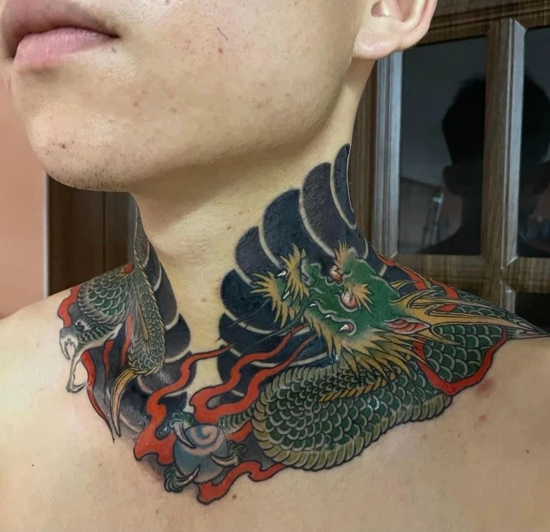 Chất riêng thể hiện qua hình xăm ở cổ nam chất
