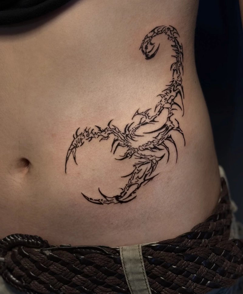 Đường nét sắc gọn trong hình xăm bọ cạp