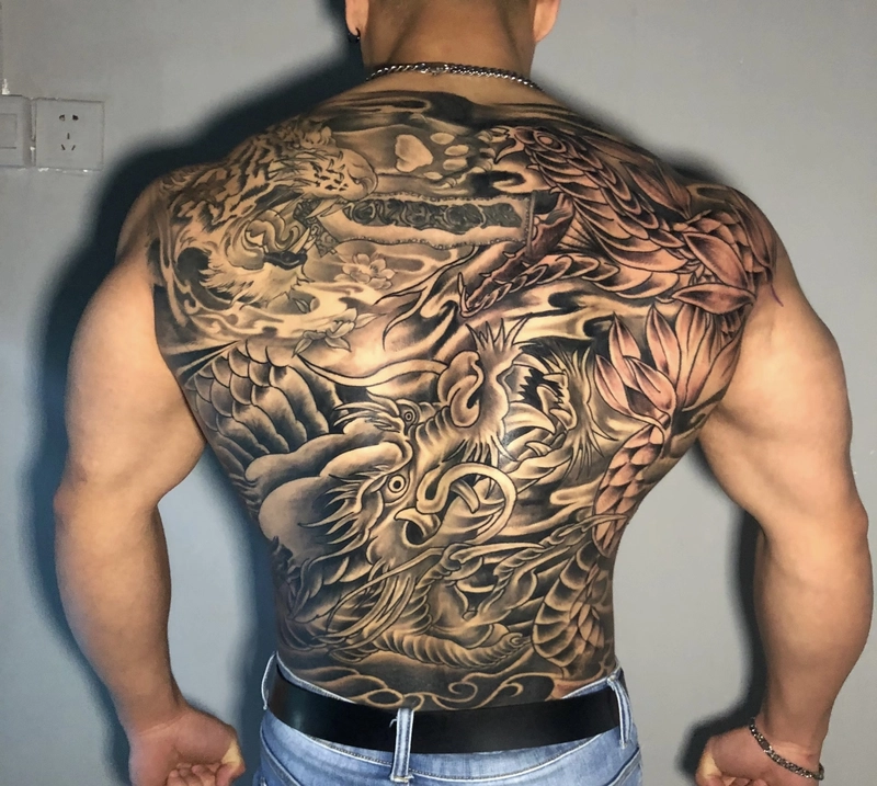 Hình ảnh kín lưng nam hoa văn độc đáo