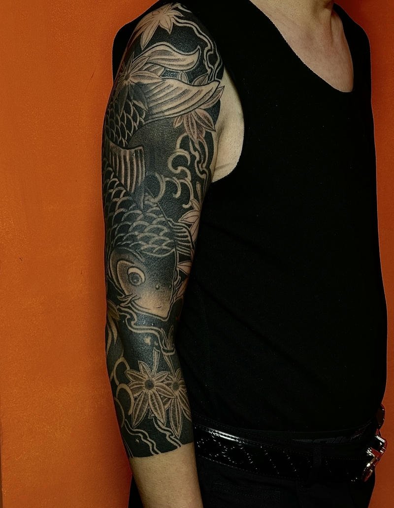 Hình ảnh tattoo cá chép Nhật cổ bố cục dày kín tay