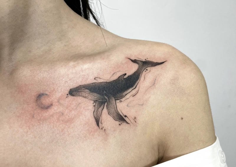 Hình ảnh tattoo cá voi phối màu xanh biển dịu mắt