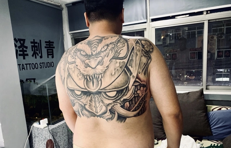 Hình ảnh xăm kín lưng nam phong cách chiến binh
