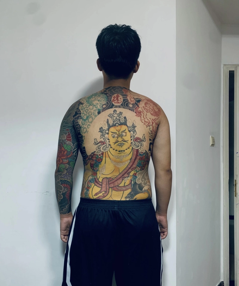 Hình ảnh xăm kín lưng nam vẻ lạnh lùng
