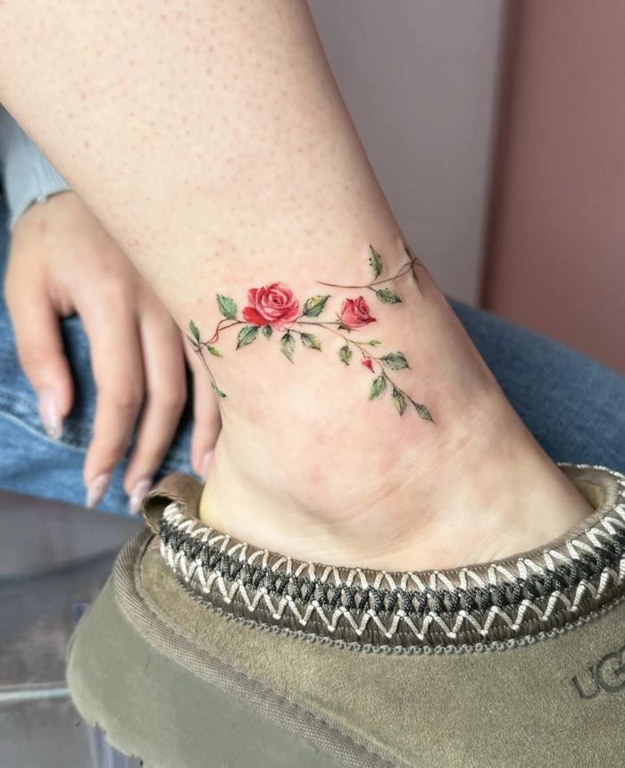 Hình mẫu xăm vòng chân nữ hoa văn nhẹ