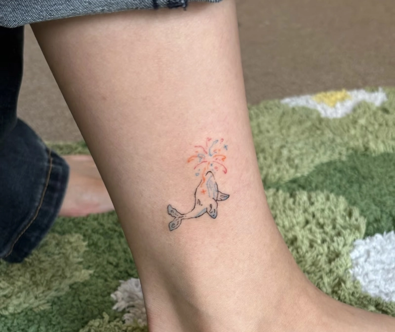 Hình tattoo cá heo mini nhẹ nhàng