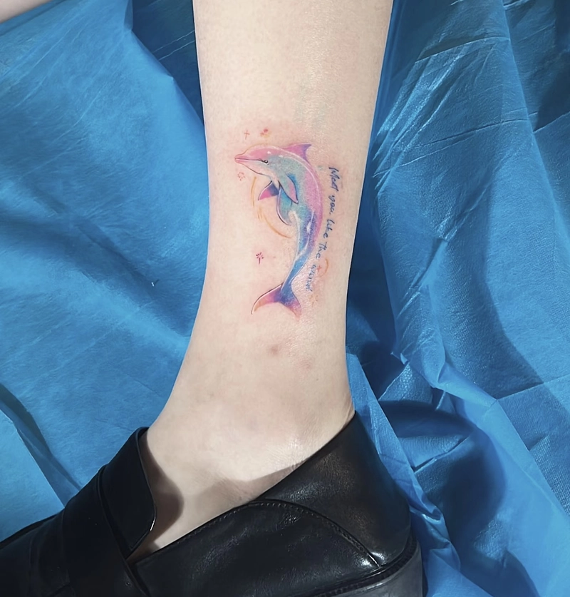 Hình tattoo cá heo nổi bật màu xanh
