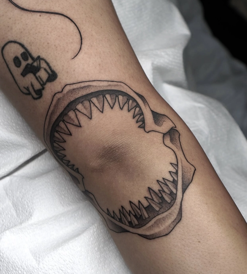 Hình tattoo cá mập táo bạo với hàm răng