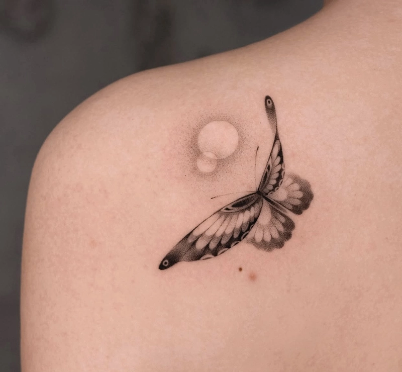 Hình tattoo con bướm kết hợp ánh sáng ấn tượng