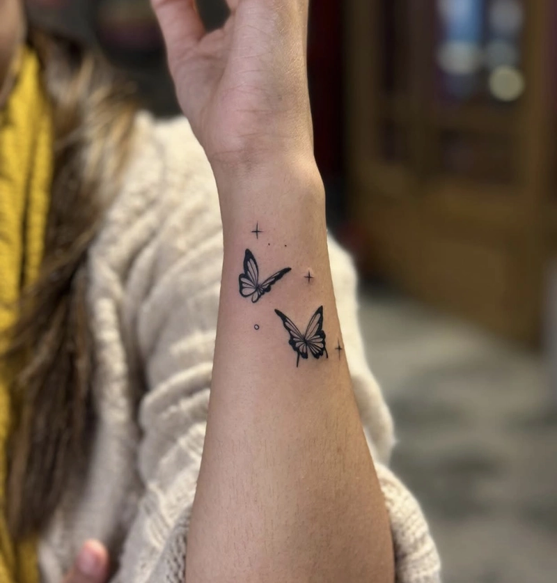 Hình tattoo con bướm thiết kế nhỏ nhắn ở tay