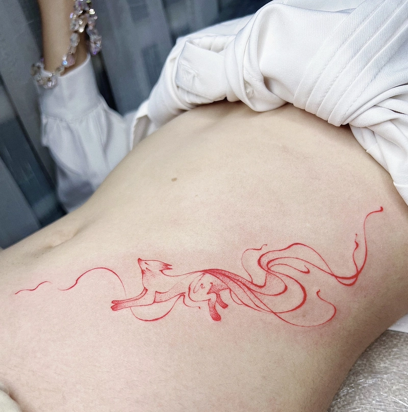 Hình tattoo con cáo mang vẻ đẹp nhẹ nhàng mực đỏ