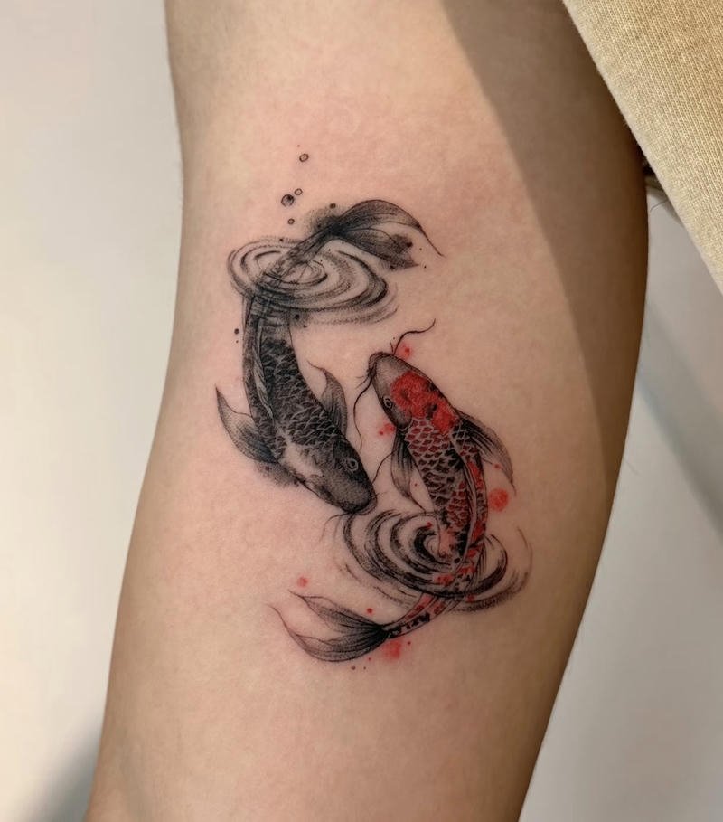 Hình xăm 2 con cá chép bơi vòng tròn
