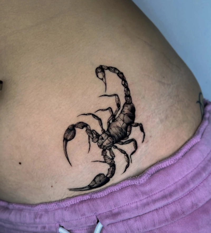 Hình xăm bọ cạp mang dấu ấn riêng ở bụng