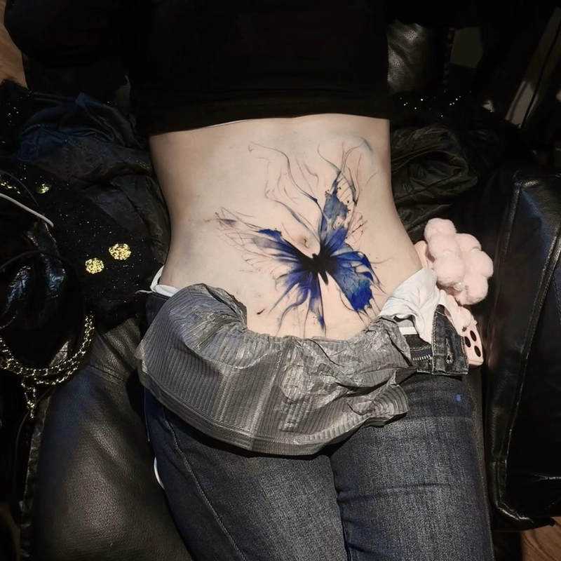 Hình xăm bụng nữ tinh tế giúp tôn lên nét đẹp