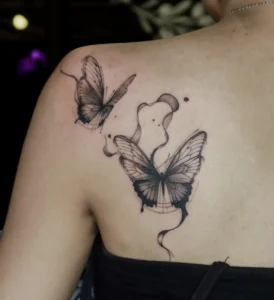 Hình xăm bướm khói cho nữ ở lưng
