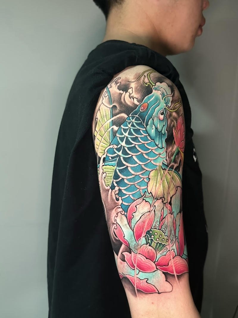 Hình xăm cá chép Nhật cổ phối nền gió xoáy ấn tượng