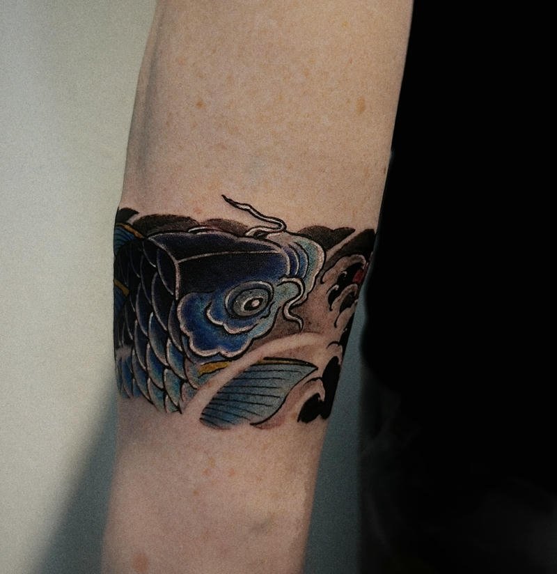 Hình xăm cá chép Nhật cổ phối nền nước xoáy sâu