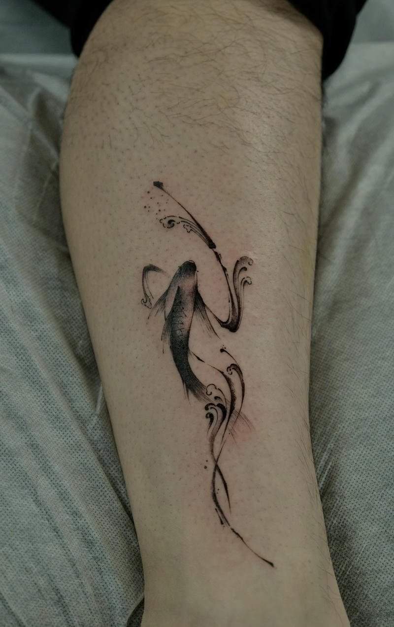 Hình xăm cá chép đen uốn lượn đẹp