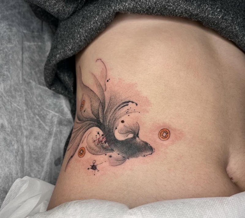 Hình xăm cá chép ở eo cực nghệ