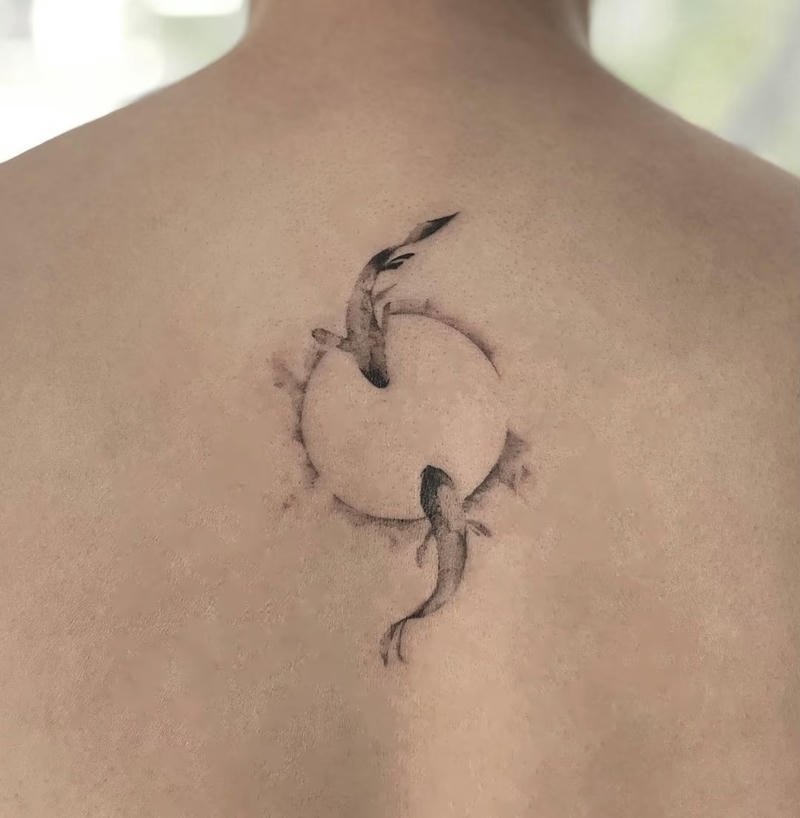 Hình xăm cá chép vòng tròn ở lưng