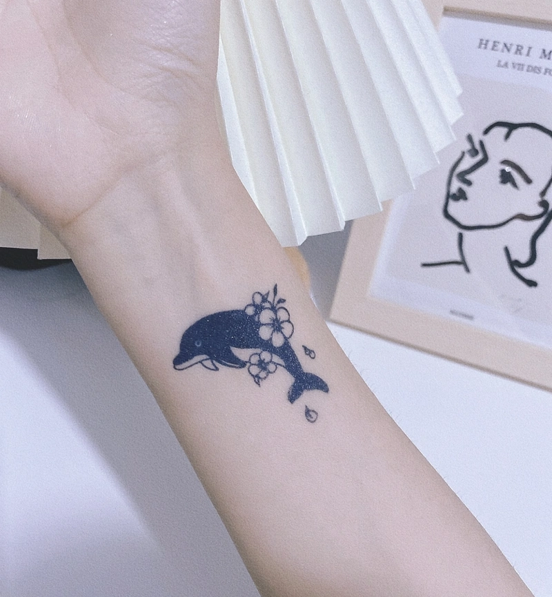 Hình xăm cá heo nổi bật với bố cục độc đáo