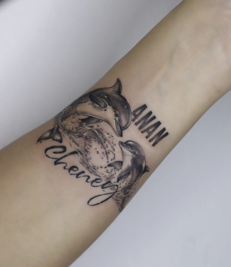 Hình xăm cá heo tinh nghịch có chữ