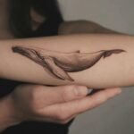 Hình xăm cá voi ở bắp tay cực đẹp