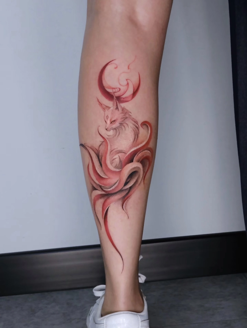 Hình xăm cáo 9 đuôi ở bắp chân
