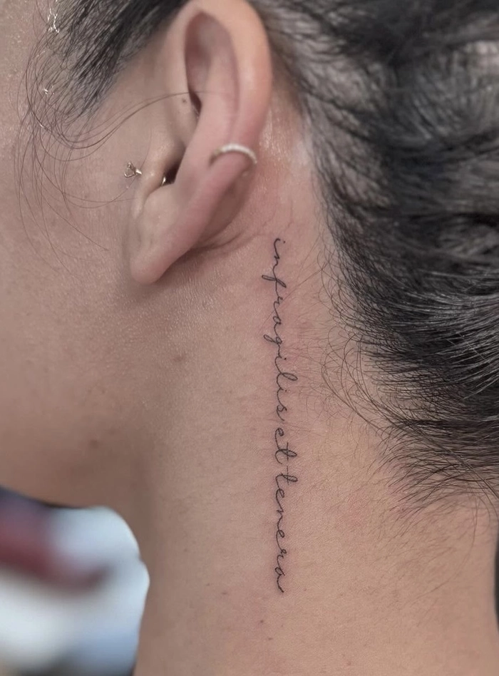 Hình xăm chữ ở cổ đẹp cho nữ chữ ngắn gọn