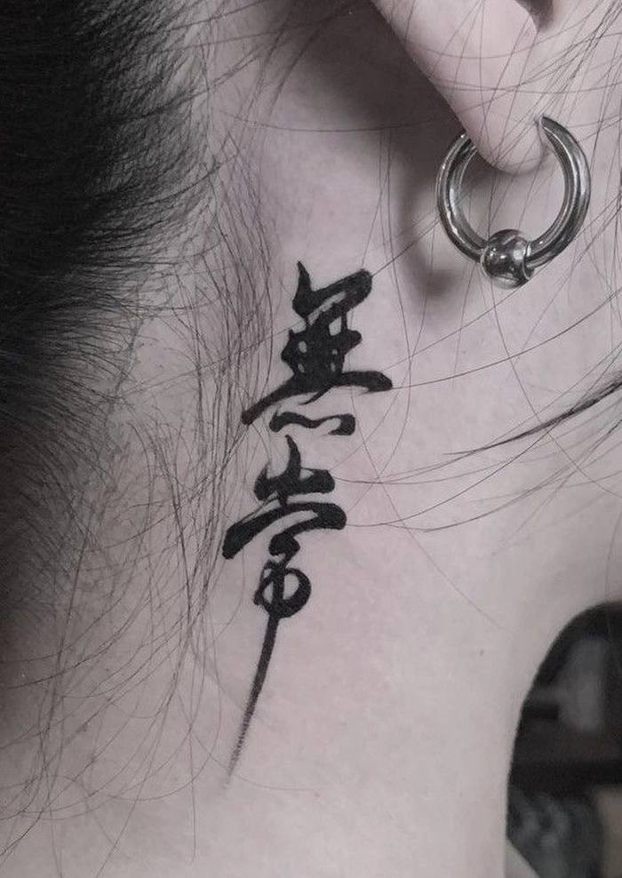 Hình xăm chữ ở cổ đẹp cho nữ chữ ngắn