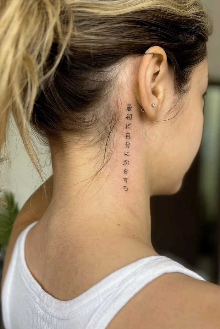 Hình xăm chữ ở cổ đẹp cho nữ chữ thanh mảnh
