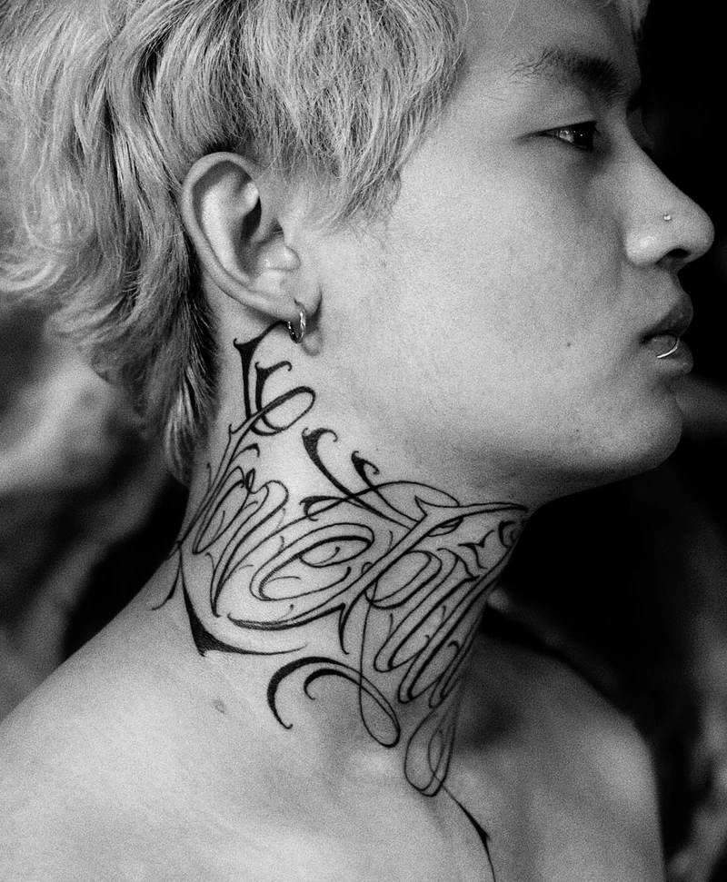 Hình xăm cổ nam cuốn hút ánh nhìn