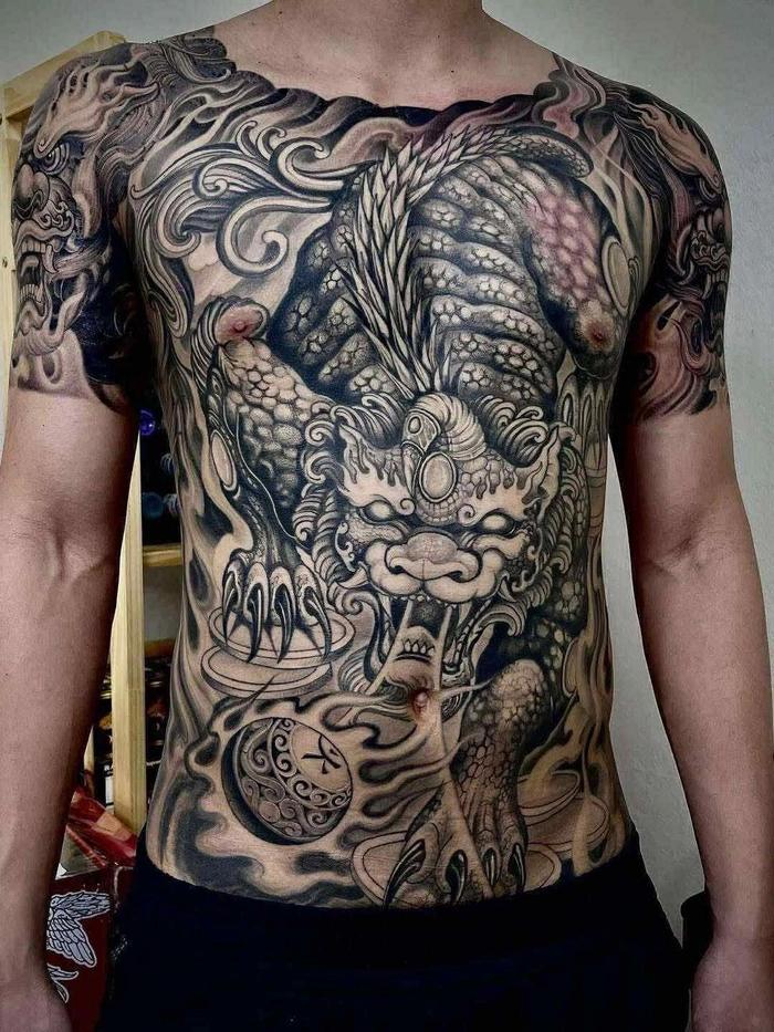 Hình xăm đầu rồng full bụng bố cục hài hòa rõ ràng