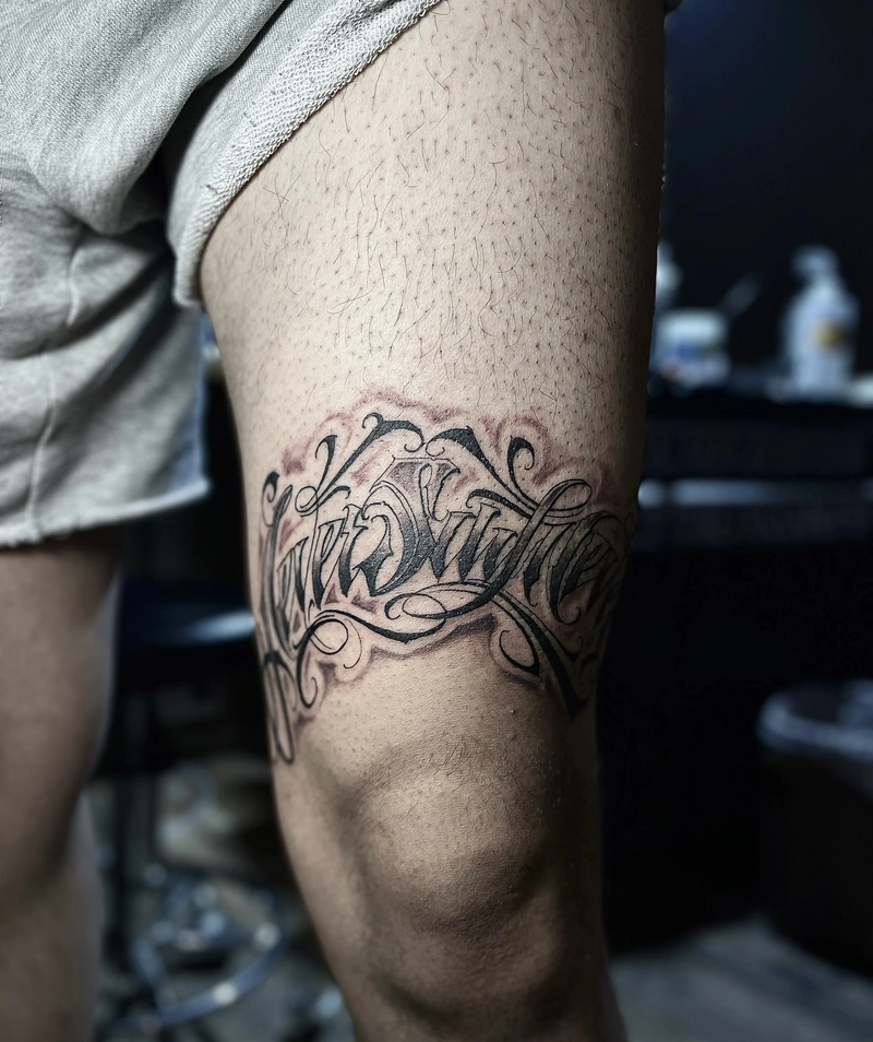 Hình xăm đùi nam hình ảnh trừu tượng độc đáo