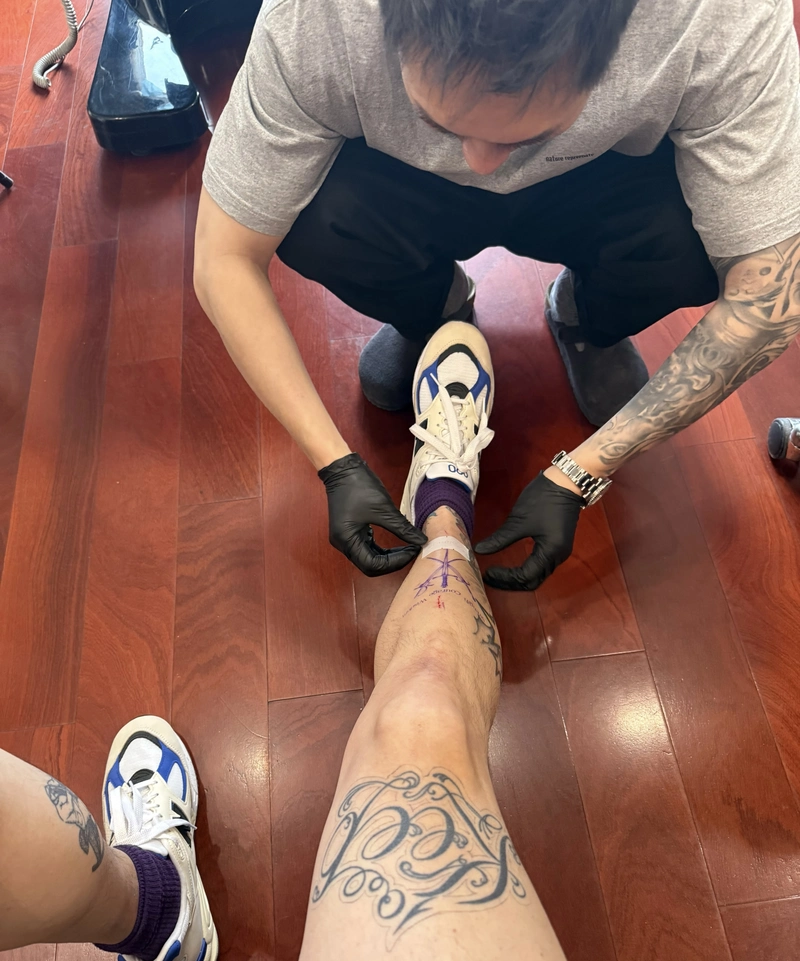 Hình xăm đùi nam phong cách tinh giản cuốn hút