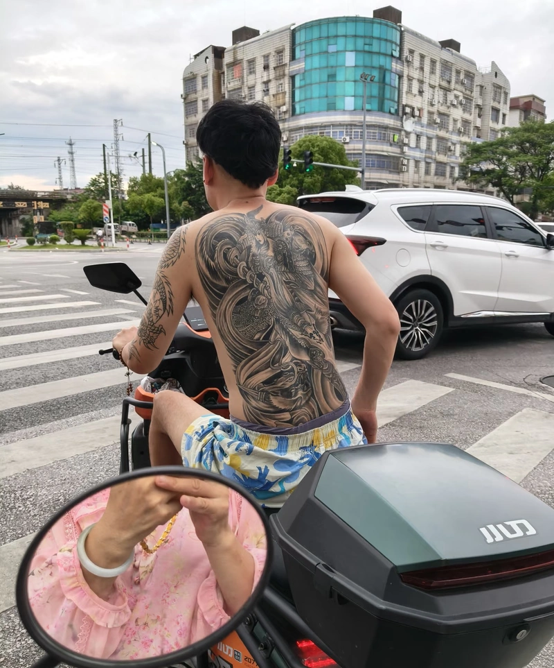 Hình xăm kín lưng nam họa tiết mạnh mẽ