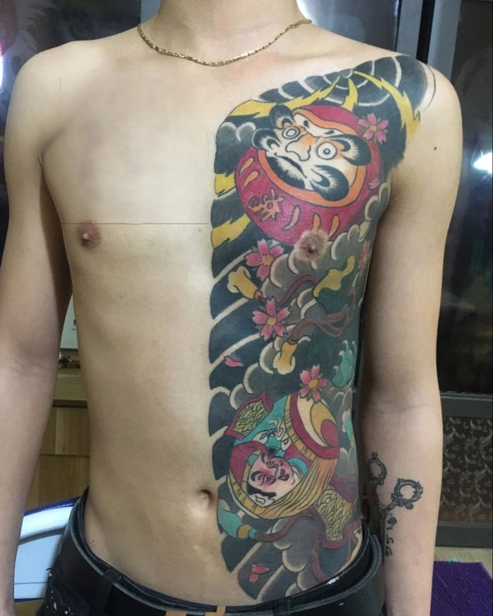 Hình xăm nửa bụng nhật cổ bố cục hài hòa tạo điểm nhấn