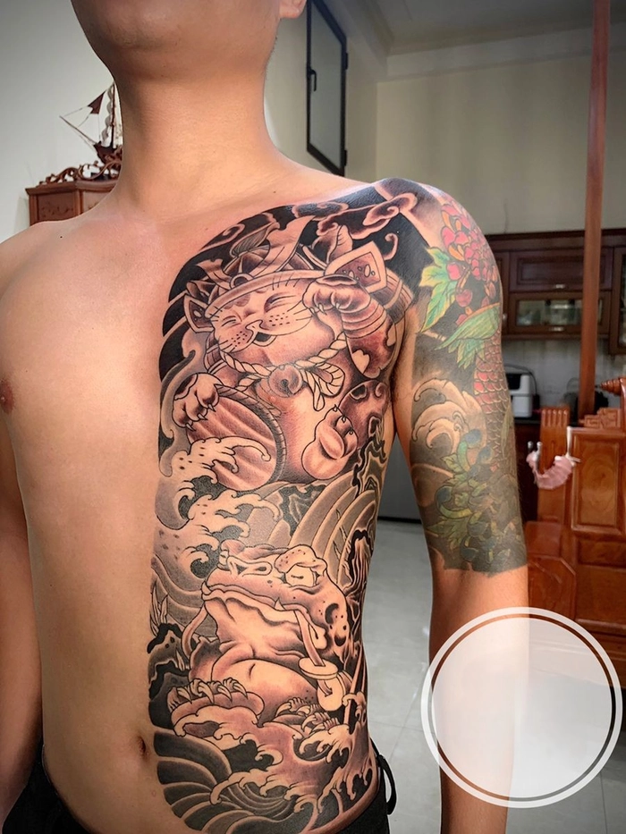 Hình xăm nửa bụng nhật cổ nét sắc tinh tế
