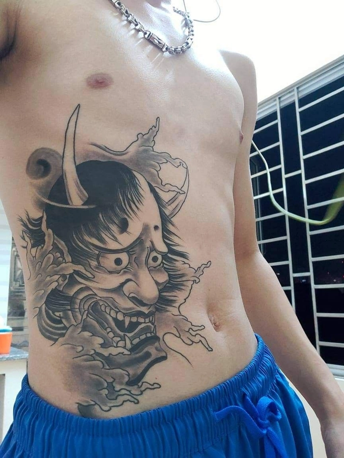 Hình xăm nửa bụng nhật cổ thể hiện đường nét sắc sảo cuốn hút