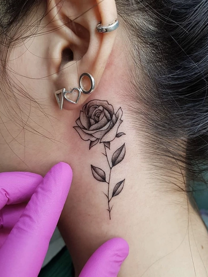 Hình xăm ở cổ nữ tạo điểm nhấn tinh tế