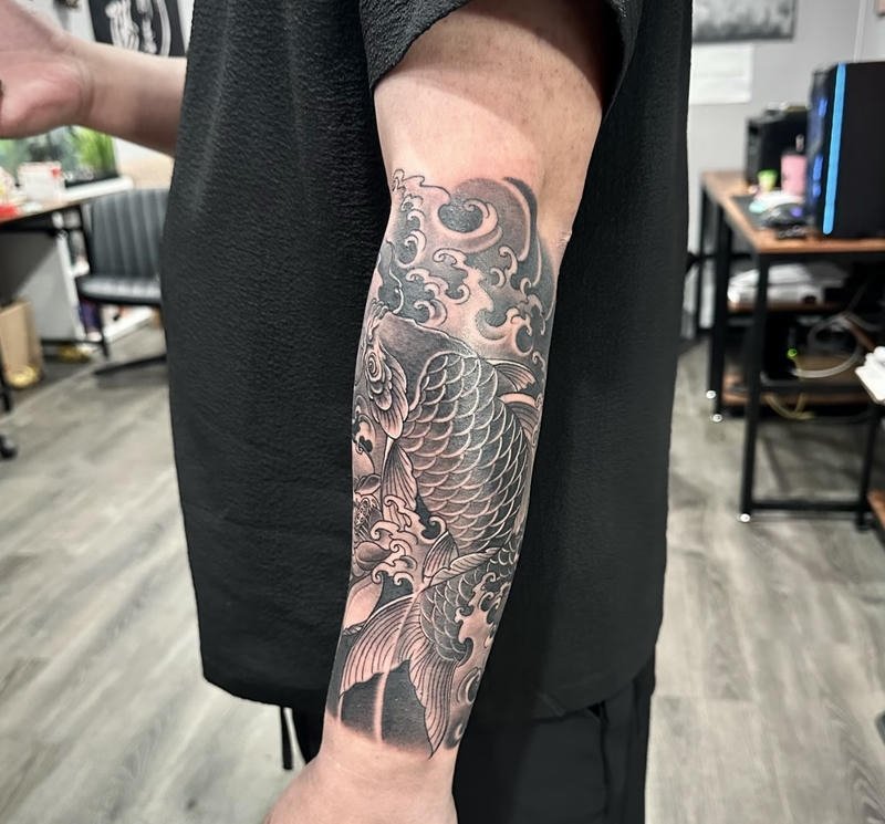 Mẫu hình xăm cá chép Nhật cổ bố cục xoáy tròn ấn tượng