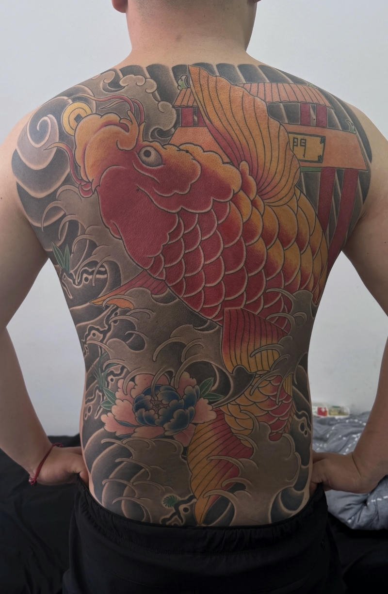 Mẫu hình xăm cá chép Nhật cổ kín lưng