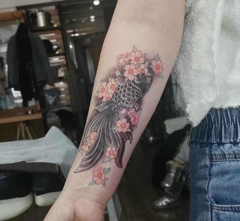 Mẫu hình xăm cá chép Nhật cổ phối lá phong tinh tế