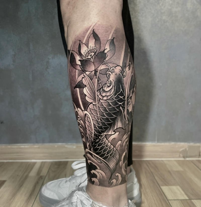 Mẫu hình xăm cá chép Nhật cổ phối màu trầm sang trọng