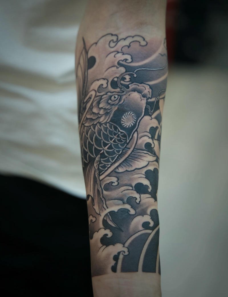 Mẫu hình xăm cá chép Nhật cổ phối nền gió nước hài hòa